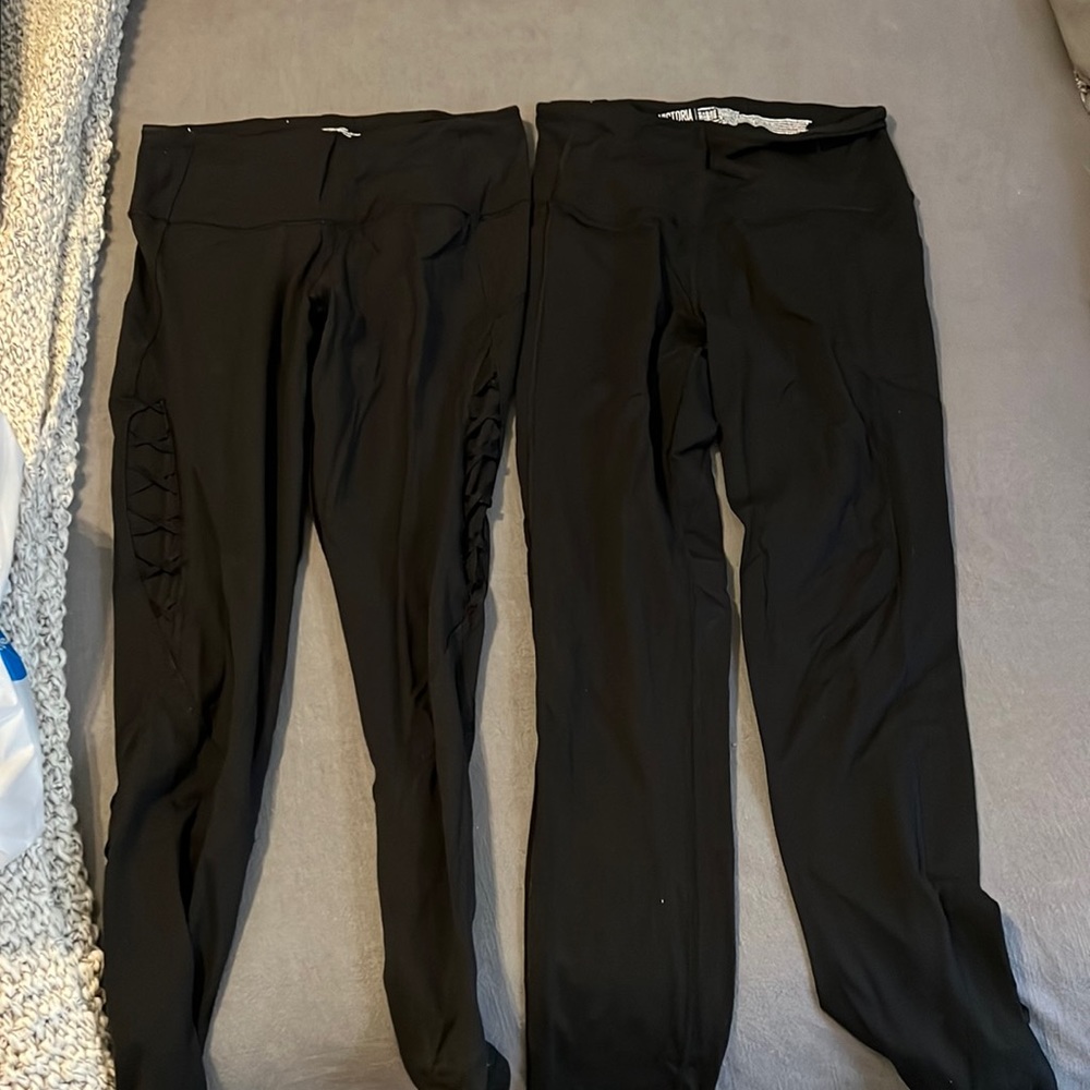 2 pair of VS leggings, black